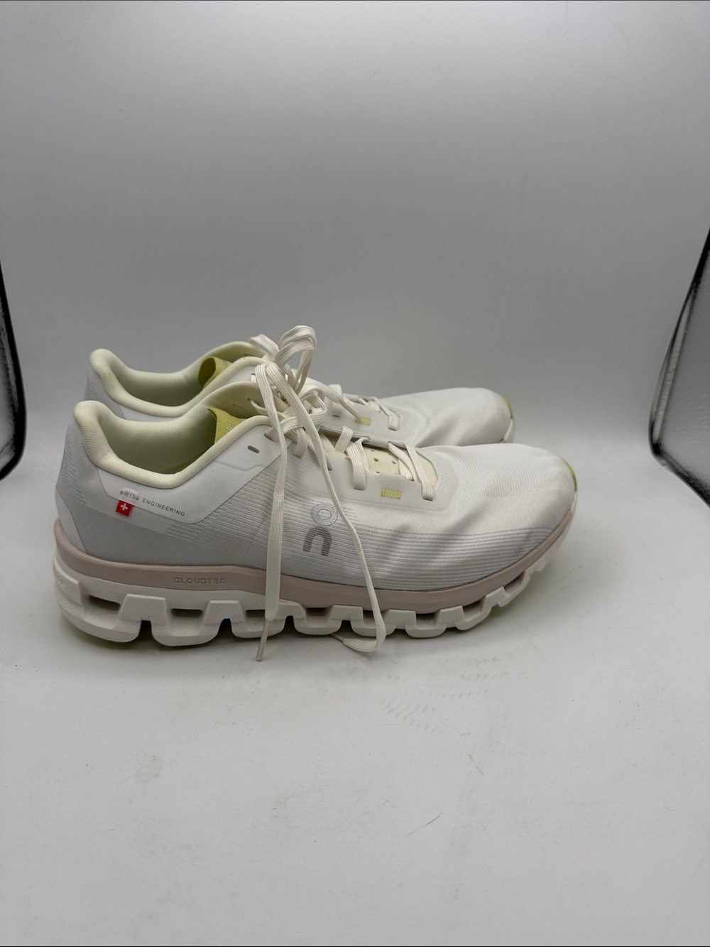 On Cloud Running CloudFlow 4 women’s 9.5 with Pale Pink and Light lime S11